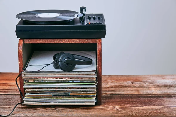 Vinil kayıtları ve pikap vinil oynatıcı