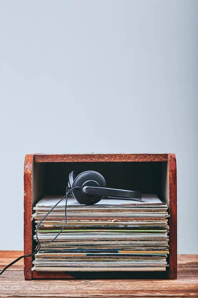 Heap de discos de vinil preto — Fotografia de Stock