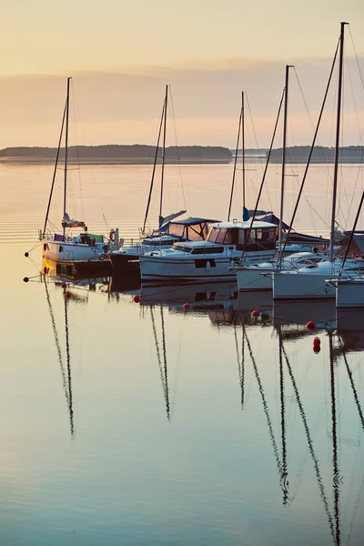 Yachter och båtar förtöjda i hamn Stockbild