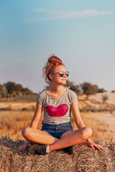 Tiener meisje genieten van zomervakanties op het platteland — Stockfoto