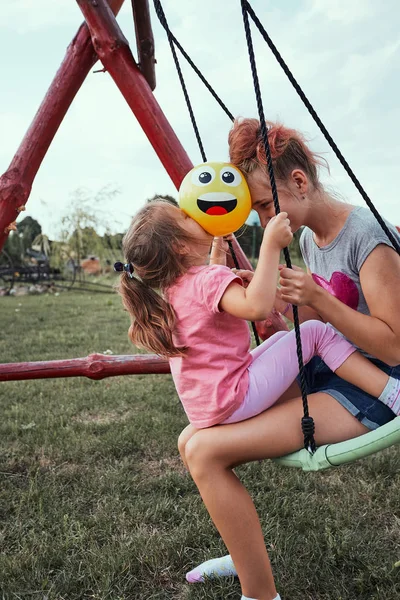 Les sœurs s'amusent sur une balançoire ensemble — Photo