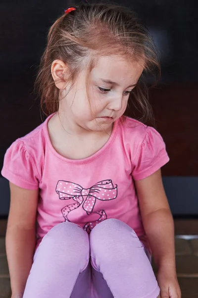 Weinig triest meisje huilen vanwege verloren haar speelgoed — Stockfoto