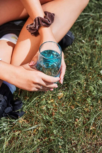 Chica sosteniendo un vaso de agua — Foto de Stock