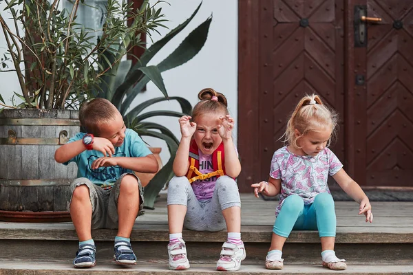 Children making silly faces — Stock Photo, Image