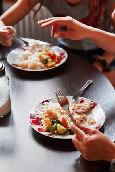 Gente comiendo en casa — Foto de Stock