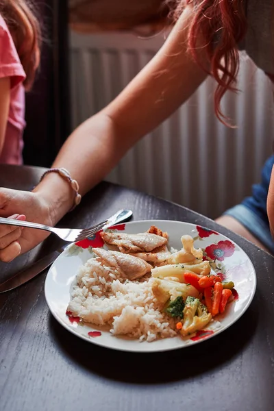 Gente comiendo en casa —  Fotos de Stock