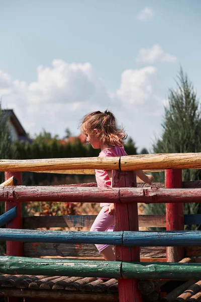 Menina brincando em um playground em casa — Fotografia de Stock