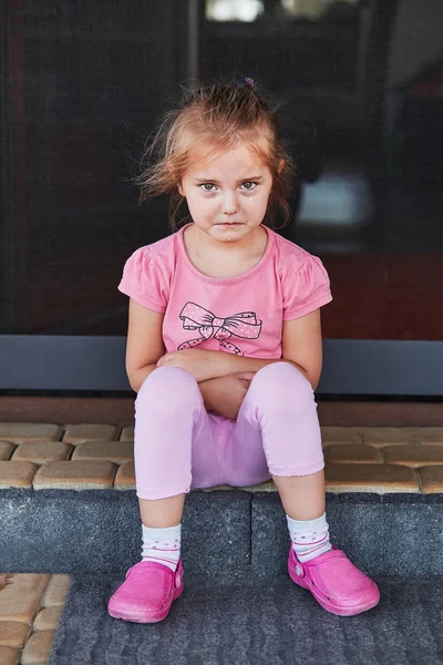 Pequena menina triste chorando por causa de perdeu seu brinquedo — Fotografia de Stock