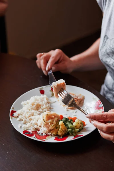 Gente comiendo en casa — Foto de Stock