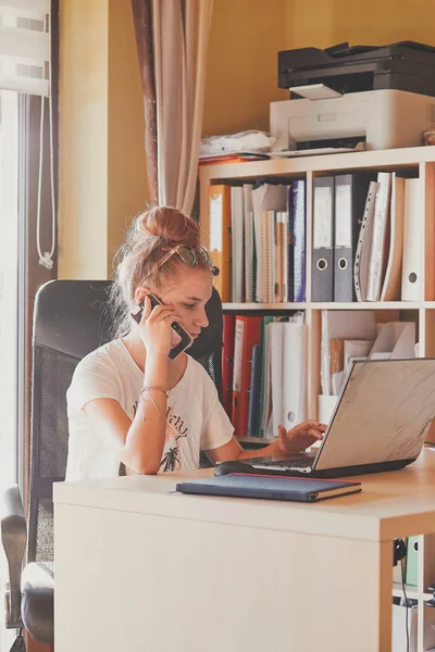 Vrouw die thuis werkt, draagbare computer — Stockfoto