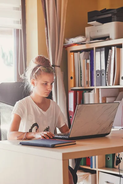 Vrouw die thuis werkt, draagbare computer — Stockfoto