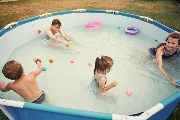 Niños salpicando en una piscina — Foto de Stock