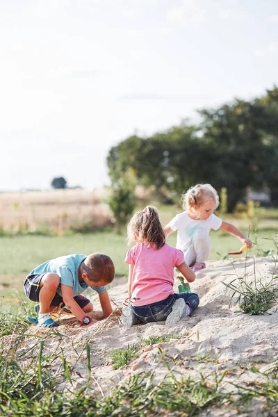 Barn leker i sandlådan — Stockfoto