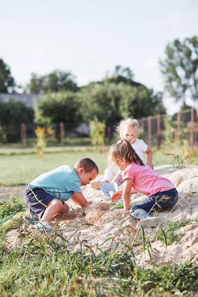 Enfants jouant dans un bac à sable — Photo