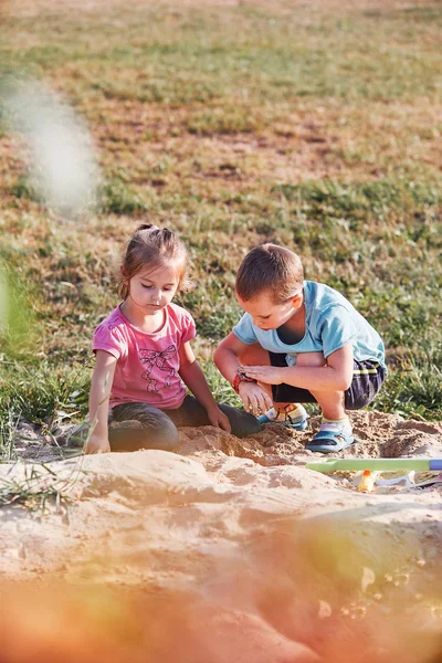 Barn leker i sandlådan — Stockfoto