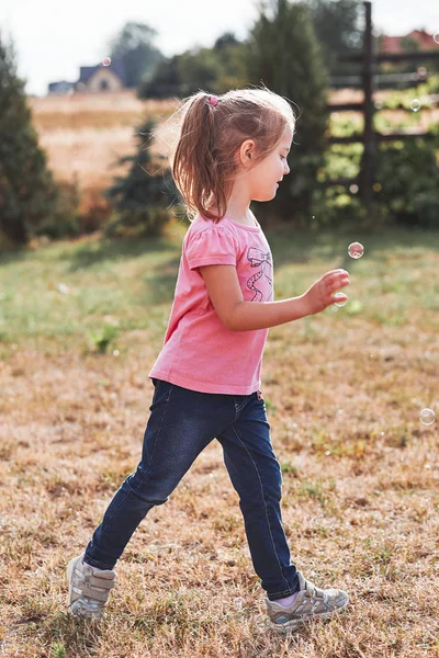 Petit gir jouant avec des bulles de savon — Photo