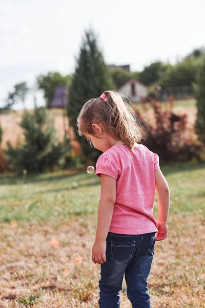 Little GIR spelen met zeepbellen — Stockfoto