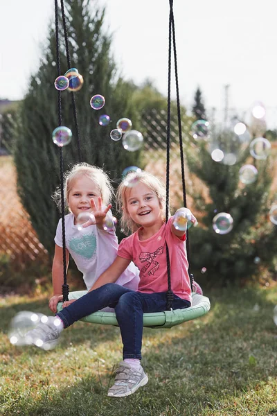 Liten gir leker med såpbubblor — Stockfoto