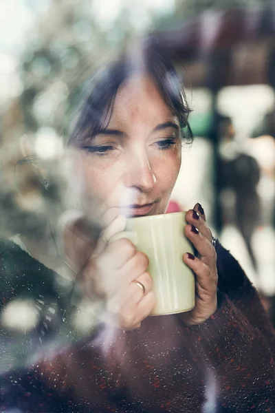 Retrato de una mujer tomando un café — Foto de Stock