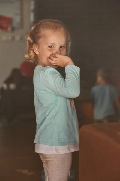 Lille bedårende pige poserer for et portræt - Stock-foto
