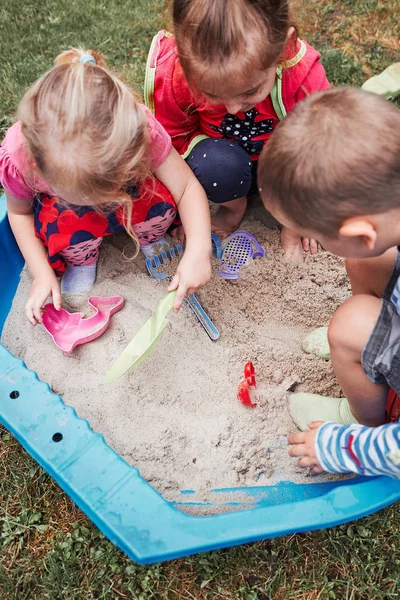 Barn leker i sandlådan — Stockfoto