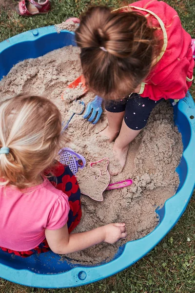 Barn leker i sandlådan — Stockfoto