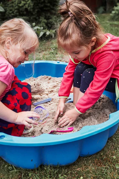 Enfants jouant dans un bac à sable — Photo