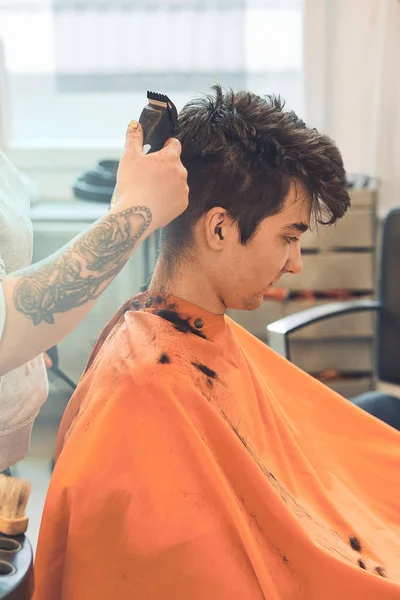 Hairdresser is haircutting styling young mans hair — Stock Photo, Image