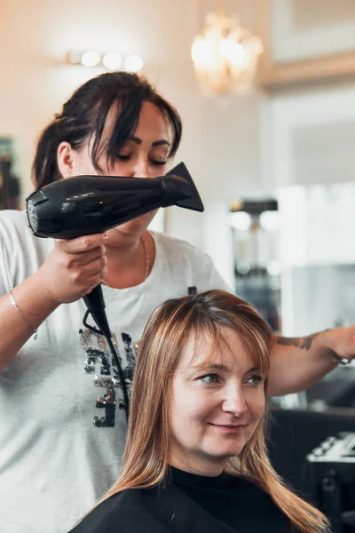 Hairdresser styling  womans hair — Stock Photo, Image