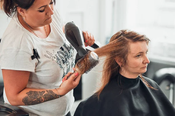 Hairdresser styling  womans hair — Stock Photo, Image