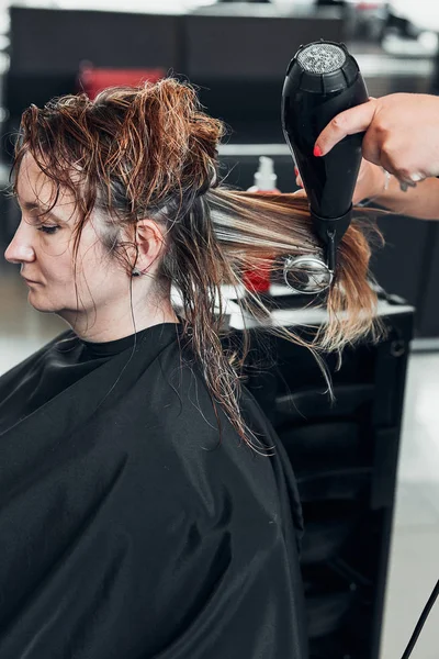 Hairdresser styling  womans hair — Stock Photo, Image