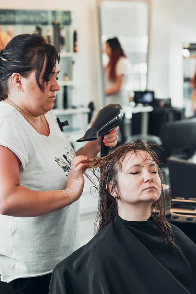 Hairdresser styling  womans hair — Stock Photo, Image