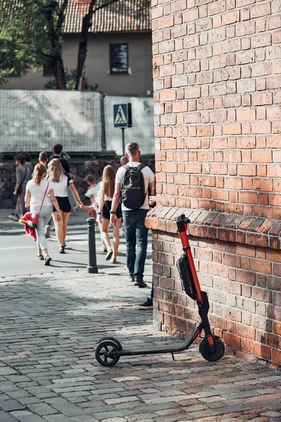 Elektrische scooter, e-scooter links in een centrum van de stad — Stockfoto