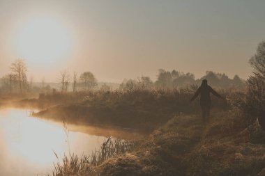 Güneş tarladan yükseliyor ve gölet sisle doluyor.