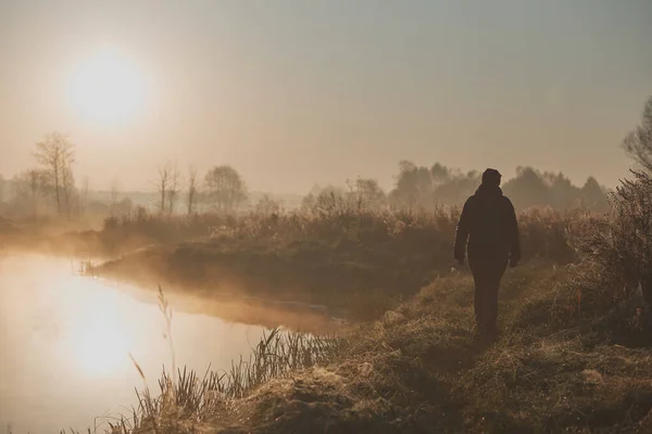 Zon opkomt boven veld en vijver overspoeld met mist — Stockfoto