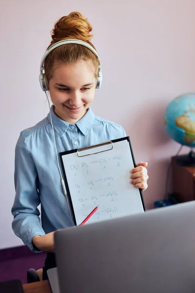 Ödev Yapan Genç Bir Kız Öğrenci Derslere Giriyor Çevrimiçi Öğreniyor — Stok fotoğraf