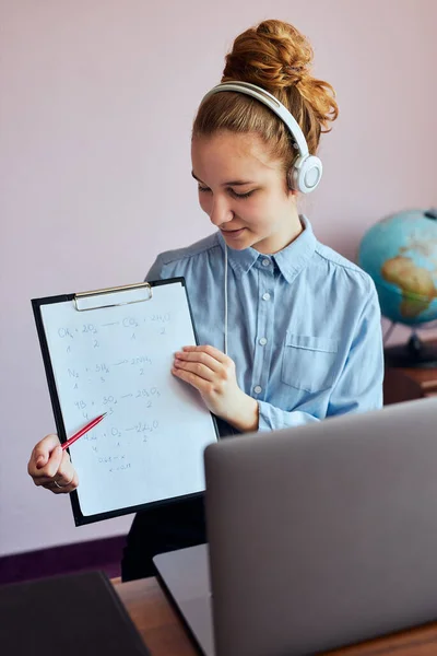 Giovane Studentessa Che Mostra Compiti Tiene Lezioni Impara Online Guarda — Foto Stock