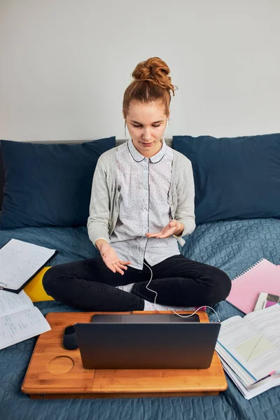 Mladá Studentka Která Hodiny Učí Online Vzdáleně Dívá Lekci Poslouchá — Stock fotografie