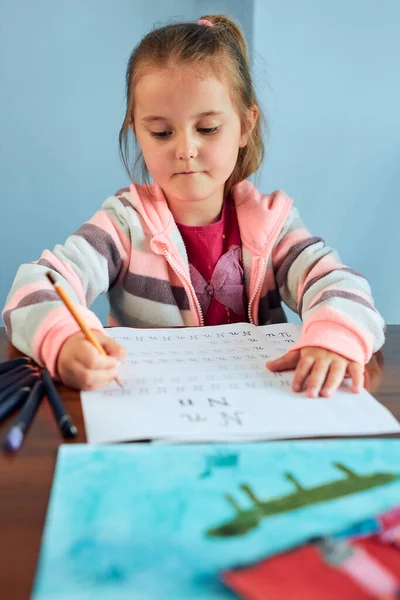 Menina Pré Escolar Aprendendo Escrever Cartas Casa Miúdo Usar Lápis — Fotografia de Stock