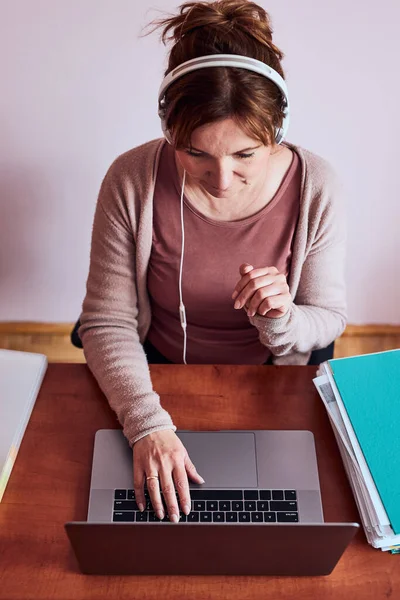 Konuşan Bir Kadın Evinden Laptopla Yaptığı Görüntülü Konuşma Sırasında Işini — Stok fotoğraf