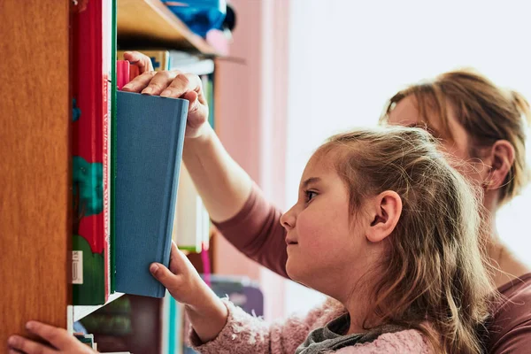 Menina Pré Escolar Escolhendo Livro Para Ler Criança Com Mãe — Fotografia de Stock