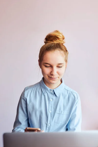 Junge Studentin Unterricht Online Lernen Unterricht Aus Der Ferne Verfolgen — Stockfoto