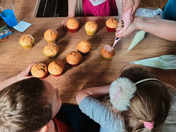 Grupo Niños Horneando Cupcakes Exprimiendo Crema Bolsa Confitería Preparando Ingredientes — Foto de Stock