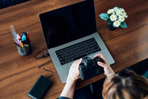 Fotógrafa Que Trabaja Fotos Laptop Cámara Mujer Editando Retoques Hojeando — Foto de Stock