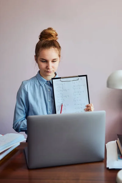 Een Jonge Studente Die Huiswerk Laat Zien Lessen Heeft Online — Stockfoto