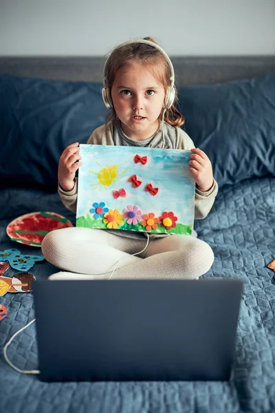 Niña Preescolar Aprendiendo Línea Mostrando Sus Obras Dibujos Hechos Casa — Foto de Stock