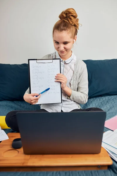 Ung Kvinna Student Som Har Lektioner Lära Sig Online Titta Royaltyfria Stockfoton