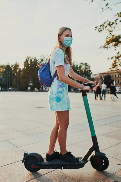 Jovem Montando Uma Scooter Elétrica Centro Cidade Mulher Usando Máscara — Fotografia de Stock