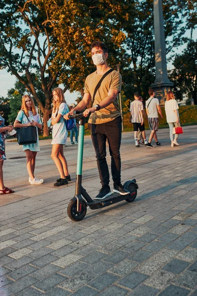 Jongeman Een Elektrische Scooter Het Centrum Man Met Het Gezichtsmasker — Stockfoto