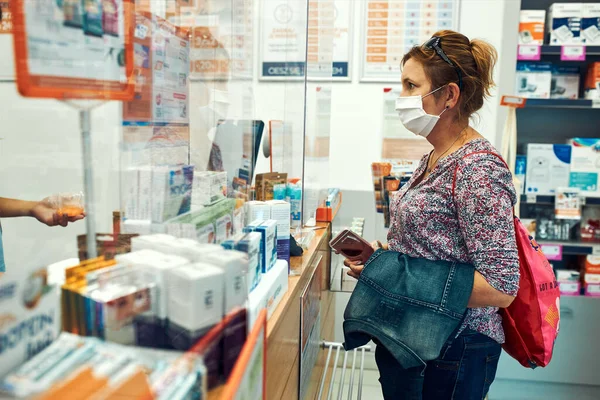 Eczaneden Alışveriş Yapan Ilaç Alan Salgın Sırasında Ağzı Burnu Kapatmak — Stok fotoğraf